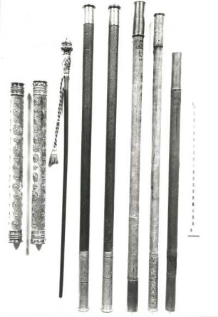 Regiments- und Marschallstäbe, Holz, Metall, Textil