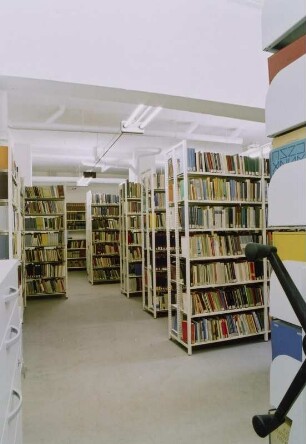Kellermagazin : Dresden-Johannstadt, Hans-Grundig-Straße 25 (Gebäude der Fakultät Informatik der TU Dresden). Sächsische Landesbibliothek - Staats- und Universitätsbibliothek Dresden. Zweigbibliothek Informatik. Kellermagazin