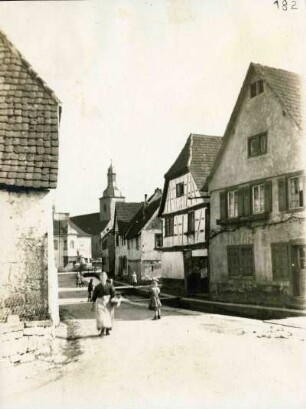 Straßenbild mit Bach