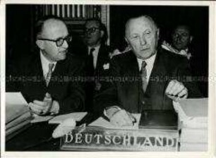 Bundeskanzler Adenauer und Staatssekretär Hallstein bei der Tagung des Europarates in Paris