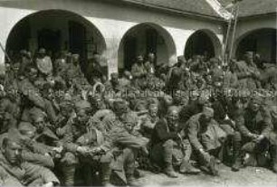 Serbische Gefangene in Pancevo und zum Tode verurteilte Partisanen (Tschetniks)