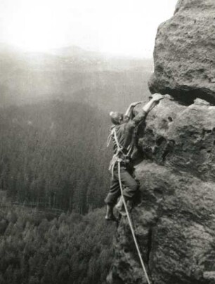 Sächsische Schweiz. Affensteine, Brosinnadel. Seilschaft Karlheinz Gonda an der Rengerkante (VIIb). Blick von Ost