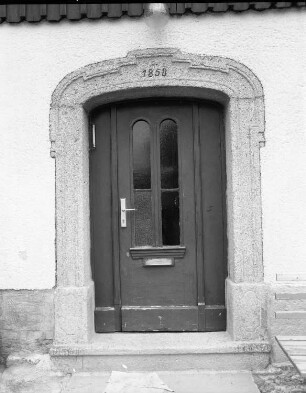 Schöneck-Eschenbach, Schönecker Straße (?) 17. Vierseithof. Wohnhaus (1850). Haustür
