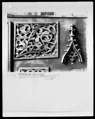 durchbrochene gotische Füllung aus Ranken und Ornament mit Kreuzblume und Ranken