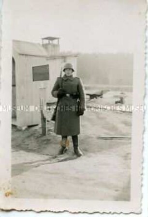 Soldat als Wachposten neben einem Wachhäuschen
