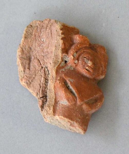 Figurine en argile (fragment de récipient)