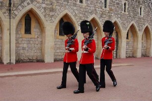 Windsor bei London - Königliche Garde : Königliche Garde marschiert im Innenhof von Schloss Windsor, aufgenommen am 15. Mai 2006