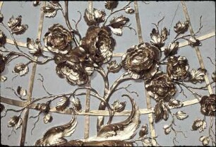 Deckendekoration mit Rocaillen, Gitterwerk und Blumen