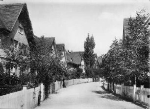 Hellerau (Dresden-Hellerau). Am Dorffrieden. Blick nach Süden