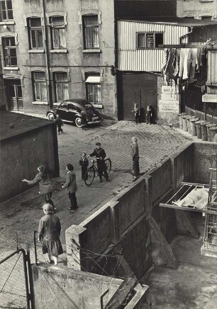 Hamburg-Altona. Spielplatz im Hinterhof von Wohnung Andres aufgenommen (Langenfelder Straße 64a)