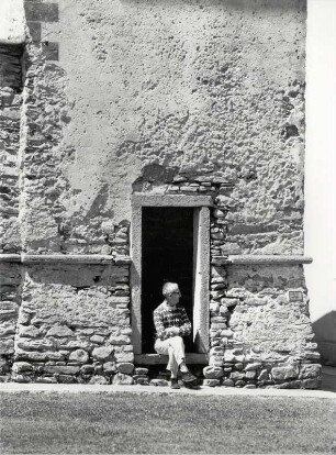 Alter Mann vor seinem alten Steinhaus in Cervio