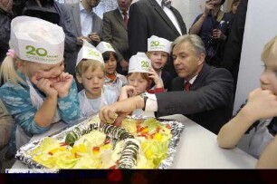 Der Regierende Bürgermeister von Berlin, Klaus Wowereit (rechts), besucht den Bezirk Spandau