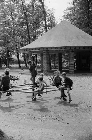 Kinder auf einem Spielplatz im Park