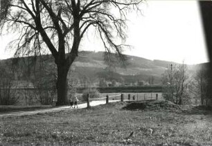 Lausitzer Bergland. Mönchswalder Berg. Blick aus der Spreeaue bei Obergurig-Kleindöbschütz von Nordnordosten