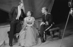 Szenenbilder aus dem Drama "Der große Verrat" von Ernst Fischer (in der 2. Besetzung) am Deutschen Theater Berlin : Szene mit Hanns Groth als Leslie (links) und Inge Keller als Annabell Stimpson