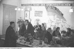 Dresden, Bodenbacher Straße. "Aufklärungslokal" der Nationalen Front (NF), 1951