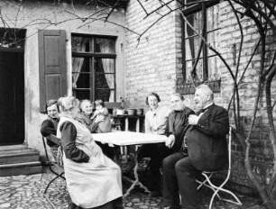 Schönlanke (Trzcianka/Polen). Gruppenaufnahme im Hinterhof eines Wohnhauses (vermutlich Angehörige der Familie des Fotografen)