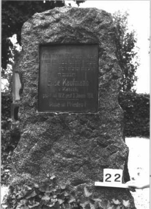Grabstein 22 (Index: 99805178) Material: Granit, schwarze Marmorplatte Zustand: gut Maße HxBxT: 150x86x50 cm Beschreibung: grob stelenhaft behauener Stein, rechteckige Schriftplatte: Grabstein 22