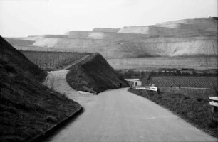 Oberrotweil: Großumlegung Oberrotweil, Vordergrund Weinbergstraße