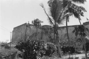 Blick auf ein Kastell : Blick auf die Mauern eines Kastells auf der Insel Mombasa.