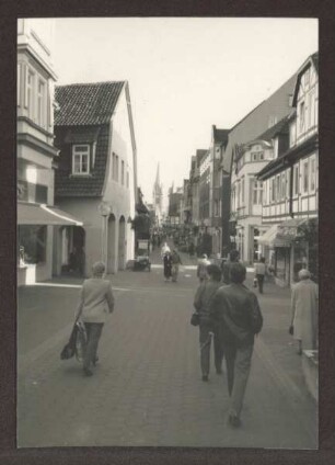 Bruchstraße. Detmold. Blickrichtung Marktplatz; links das Grabbe-Haus, rechts die Einmündung der Krummen Straße; im Hintergrund die Martin-Luther-Kirche