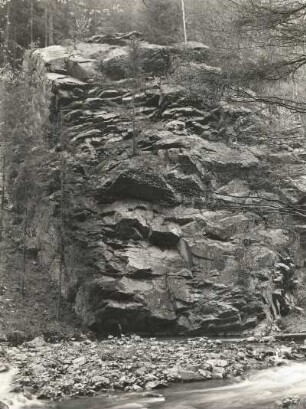 Elbsandsteingebirge. Polenztal zwischen Bockmühle und Scheibenmühle. Durchbruch eines Granitriegels am rechten Ufer
