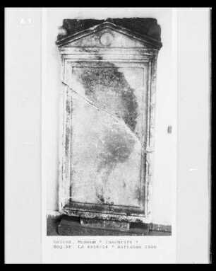 Stele mit Inschrift