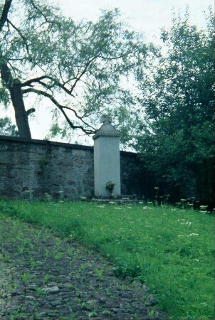 Kriegerdenkmal an der Friedhofsmauer