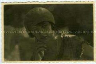 Herta Fleischhut mit Baskenmütze im Sommer 1927