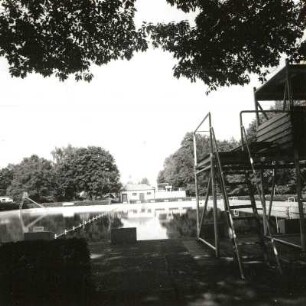 Cottbus, Stromstraße 14. Freibad (Sommerbad) (1925). Schwimmbecken mit 3-m-Sprungturm