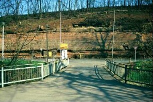 Brücke über die Roda, dahinter Felshang aus rotem Buntsandstein
