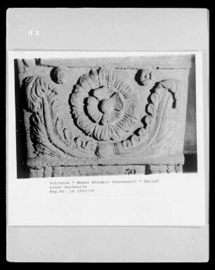 Relief einer Ascheurne