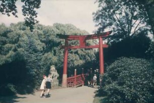 Reisefotos Asien. Rotes Holz-Tor mit Brücke (wahrscheinlich Zugang zu einem Shinto-Schrein)