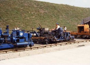 Einbau der Betonfahrbahndecke