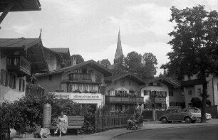 Miesbach: Häuser der Unterstadt und Kirchturm