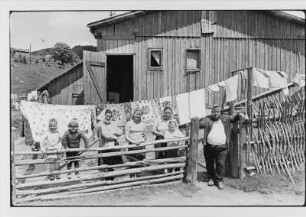 Rumänien. Maramures. Familie vor ihrem Anwesen