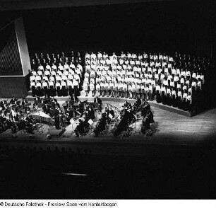 Neuer Chor Dresden, Kinder- und Jugendchor sowie Knabenchor Dresden unter Chorleiter Manfred Winter. Konzert mit dem Staatlichen Sinfonieorchester Pirna im Kulturpalast Dresden (Moderatorin Traute Richter), 25.05.1975