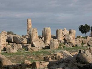 Historisches Trümmerfeld hinter dem Hera-Tempel, erbaut 465-450 v. Chr. in Selinunt