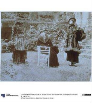 Frauen in Jacken, Röcken und Mänteln von Johanna Marbach