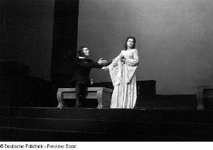 Szenenbilder aus dem Stück "Hamlet" von William Shakespeare am Deutschen Theater Berlin : Szene mit Horst Caspar als Hamlet (links) und Agathe Poschmann als Ophelia (rechts)