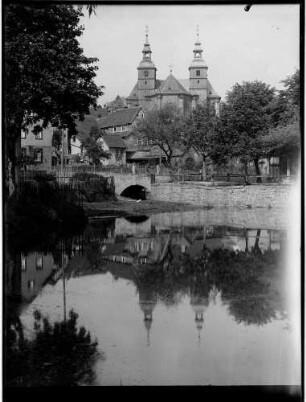 Walldürn Ortsbild mit der katholischen Stadtkirche Sankt Georg im Hintergrund
