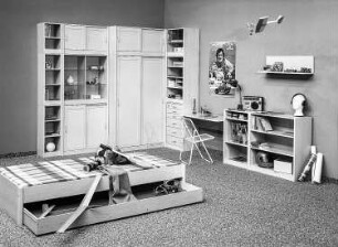 Jugendzimmer (Modell 725) : Leipzig. Leipziger Herbstmesse, 1986. Jugendzimmer (Modell 725). Holz, folienbeschichtet in Eschenholzoptik, hellgrau (1986; VEB Jugendmöbel Döbeln)