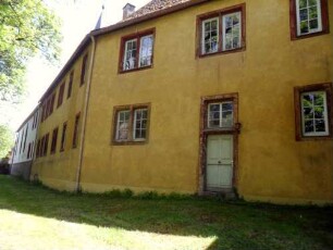 Stadtbefestigung - Ansicht im Nordwesten-runder Wehrturm (Eckständig) mit Schießscharten und von Osten anschließender Spitalmauer (als Teil der Stadtbefestigung) von Norden über Feldseite