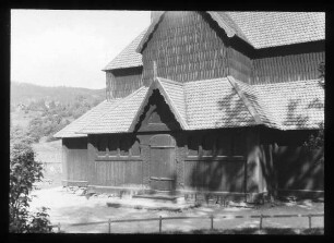 "Hitterdal: Westportal der Kirche"