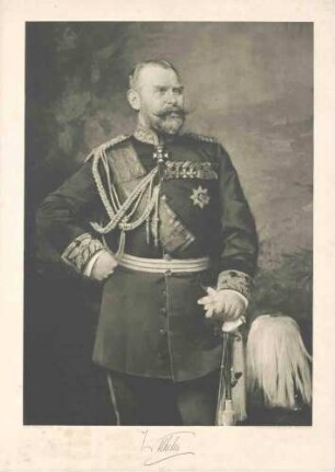 König Wilhelm II. von Württemberg in Uniform eines Generals der Infanterie mit Schärpe und Orden, stehend in Halbprofil