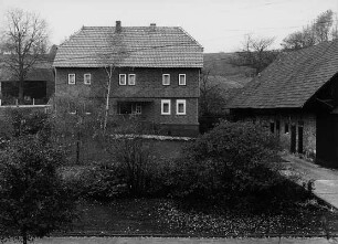 Wohnhaus, Scheune und Mauer (alte Fundamente); Ringgau, Lindenstraße 21, Lindenstraße 21a