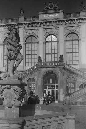 Dresden. Johanneum, Verkehrsmuseum und Friedensbrunnen, auch Türkenbrunnen