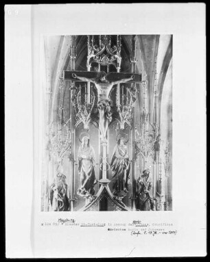 Hochaltar, Christus am Kreuz mit Maria und Johannes