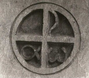 Grabmal des Künstlers Stanislav Sucharda : Sucharda, Stanislav: Grabmal des Künstlers. Sandstein. Detail: Jesussymbol. Prag-Vyšehrad, Friedhof Vyšehrad
