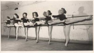 Hamburgische Staatsoper. Das Ballett probt. Tänzerinnen an der Ballettstange.
